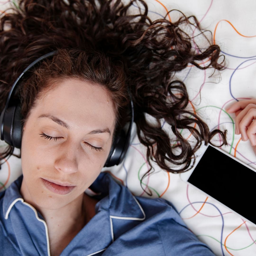 El error que cometes cada noche en la cama y que amenaza tu salud auditiva y cerebral, según los expertos