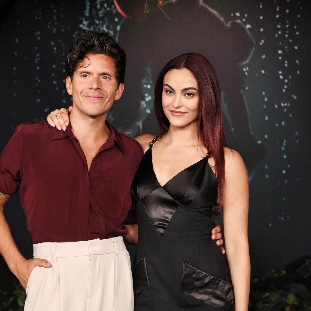Camila Mendes, actriz de 'Riverdale', comparte las fotos de su compromiso sorpresa y del anillo que ha enamorado a sus fans