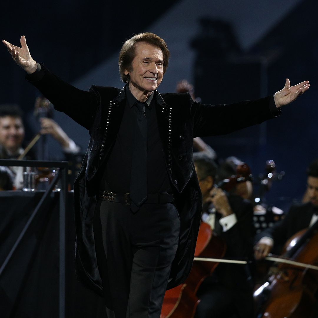 Raphael reaparece visiblemente recuperado en el concierto de Carlos Rivera en Madrid