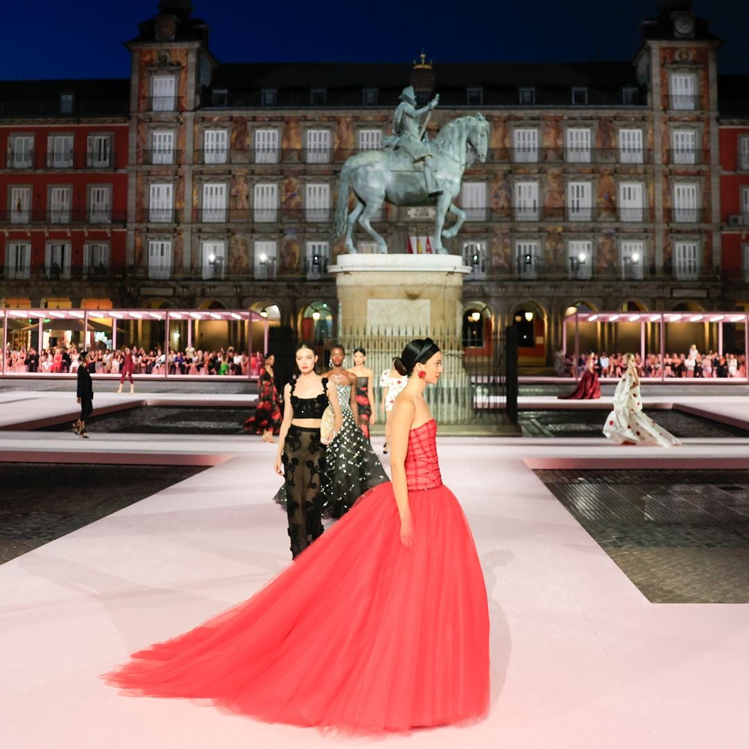 Carolina Herrera escribe su carta de amor a Madrid con un desfile en la Plaza Mayor ante 800 invitados