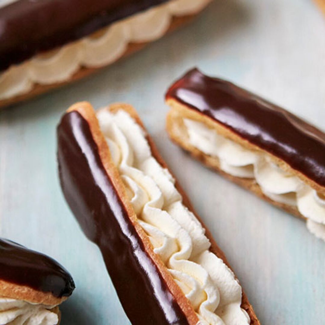 'Éclairs' rellenos de nata con glaseado de chocolate