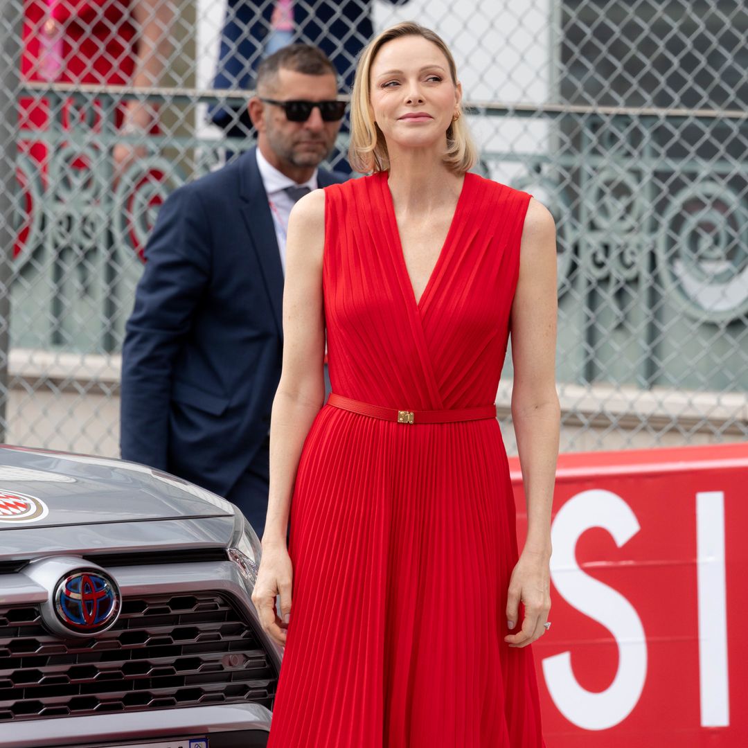 Charlene de Mónaco cambia de estrategia vestida de 'rojo Letizia' en la Fórmula 1: "Le otorga confianza en sí misma y lanza un mensaje de liderazgo"