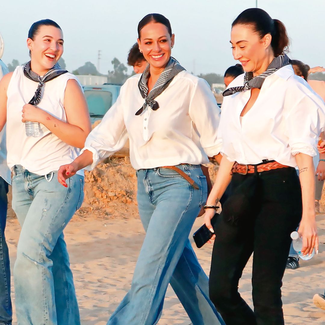 En la fotografía Alba Díaz,  Rocío Martín Berrocal y Eva González, en un momento del camino hacia Almonte