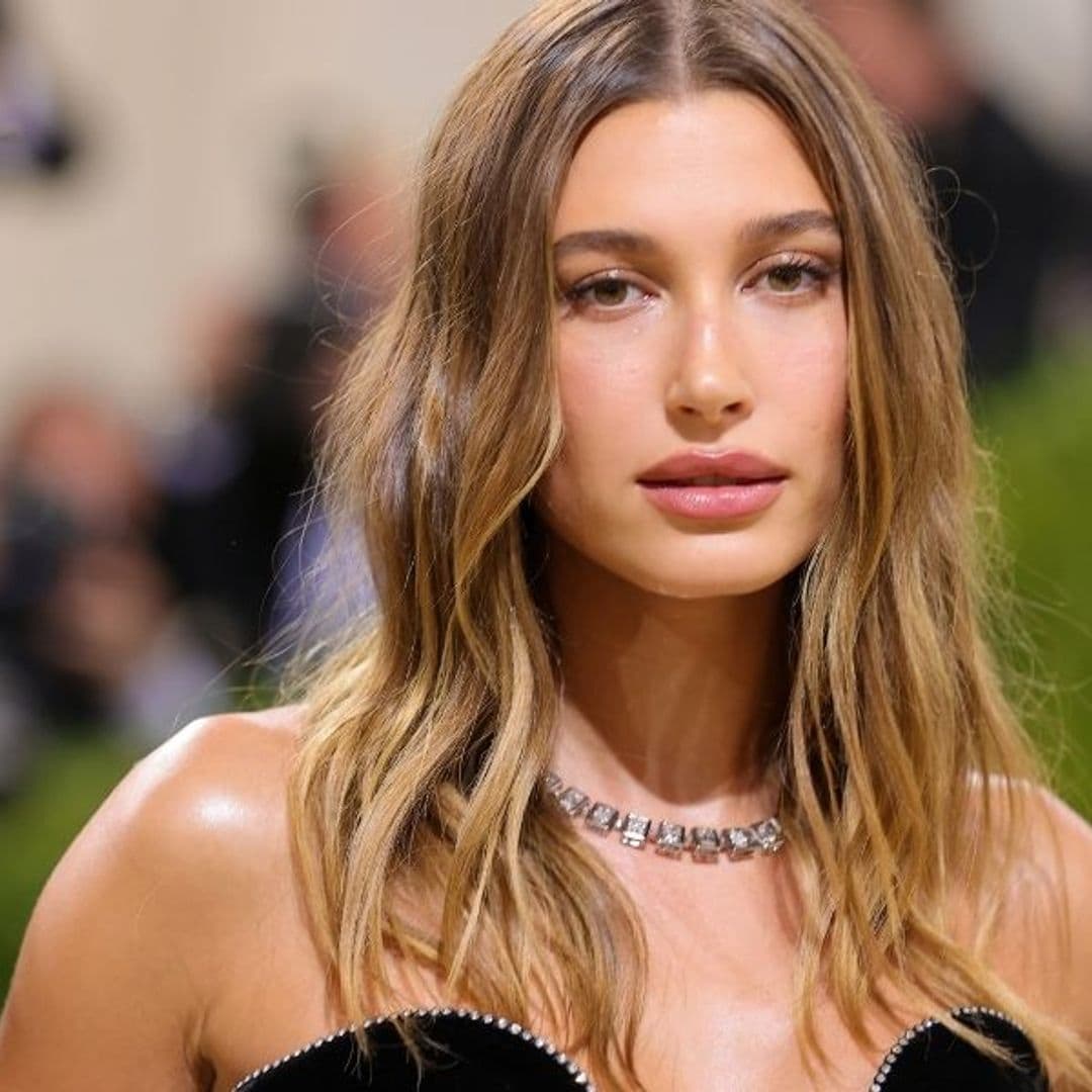 ¡Cambio de look! Hailey Baldwin dice adiós al rubio durante su cita doble en la Super Bowl