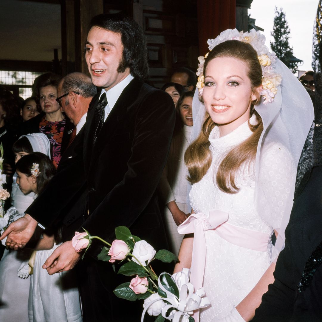 La boda de Karina y Tony Luz: un 'sí, quiero' en el mismo lugar que Isabel Preysler y Julio Iglesias y un vestido de novia con lazada rosa