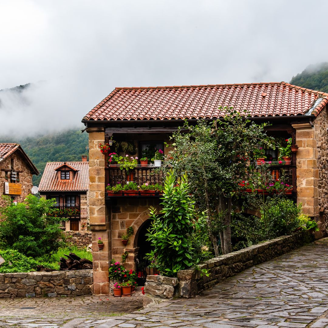 Invierno en Bárcena Mayor, un bonito pueblo de montaña en Cantabria