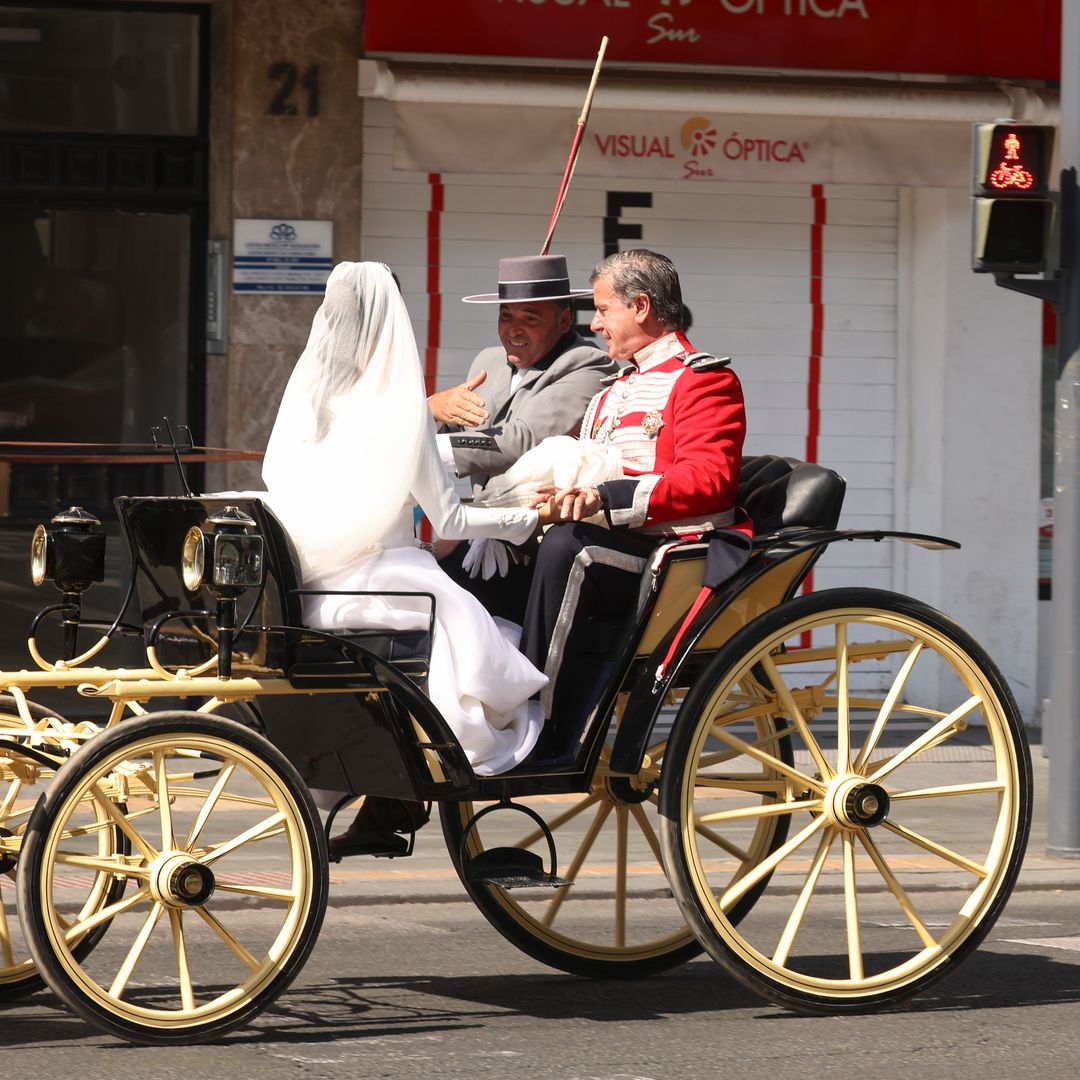 EN VÍDEO: Cayetano Martínez de Irujo y Bárbara Mirjan, el primer paseo de los recién casados en coche de caballos por las calles de Sevilla