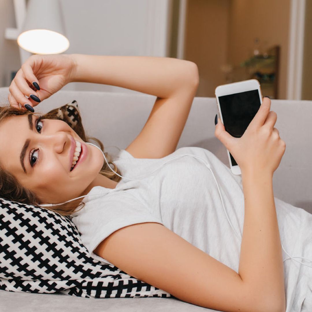 La 'whatsappitis' y otras lesiones habituales que provoca un uso excesivo del móvil