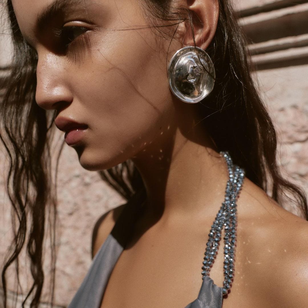 Vestido midi satinado gris con detalle de abalorios, de Zara