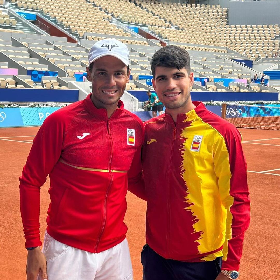 ​Rafa Nadal y Carlos Alcaraz llegan a los Juegos Olímpicos de París 2024, ¡todos quieren una foto con ellos!