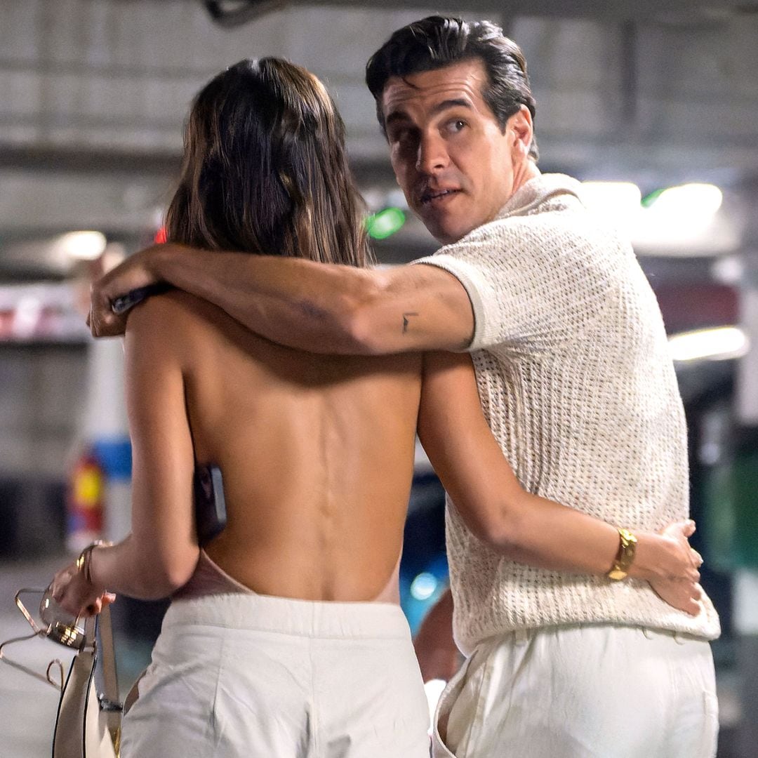 Mario Casas abrazando a Melyssa Pinto