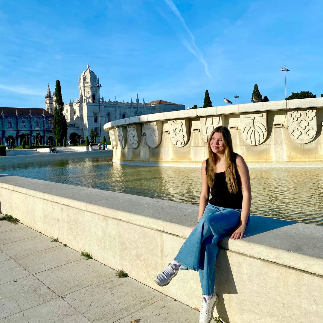 Los looks de la Infanta en su nueva vida: vaqueros, tops de tendencia y un guiño a su madre