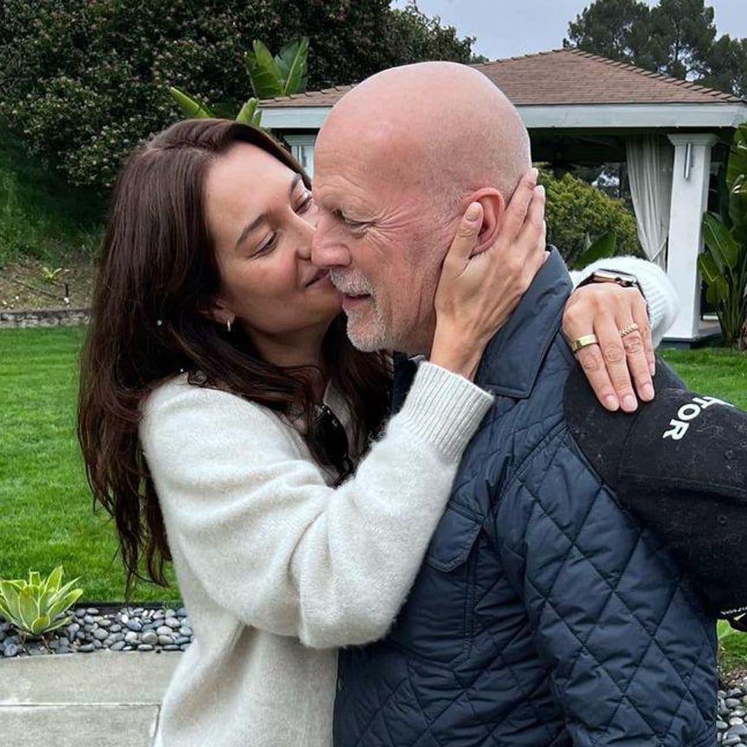 Emma Heming responde a las críticas tras la difícil decisión de ingresar a Bruce Willis en un centro especializado
