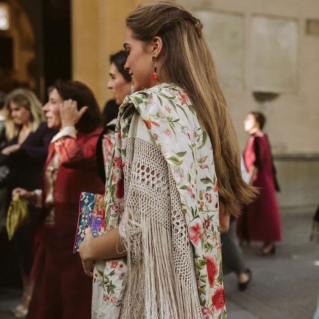Guía para escoger un mantón de Manila, el complemento de invitada que te enamorará aunque no seas andaluza