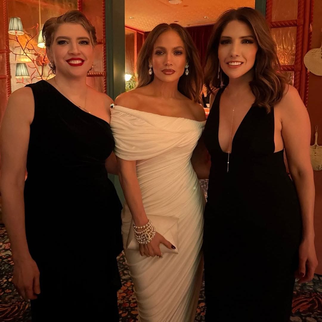 JLo zanja el debate sobre su juventud eterna: el 80 cumpleaños de su madre con sus hermanas es la prueba de que todo es pura genética