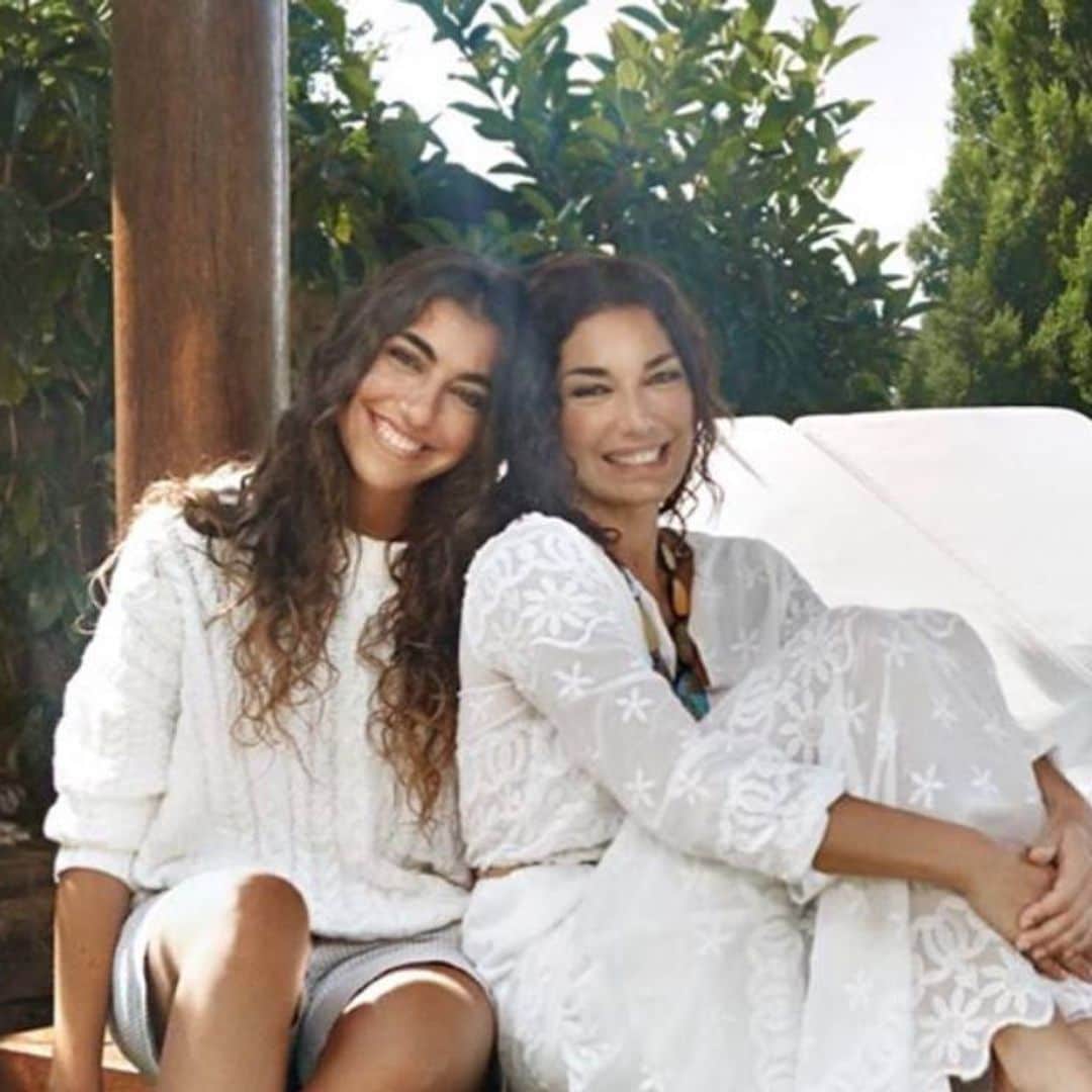 Raquel Revuelta recupera la sonrisa en una divertida videollamada con su madre y su hija