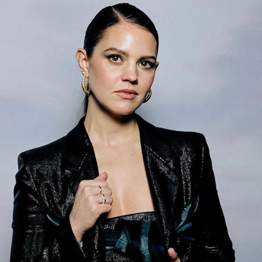 Isabelle Junot es la mejor inspiración para ser la invitada perfecta con un traje negro