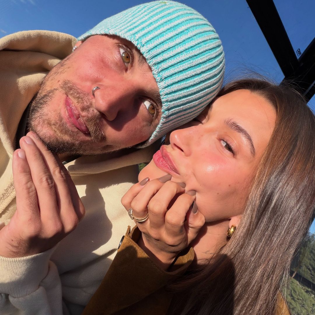 Justin y Hailey Bieber en un selfie sonrientes y con ropa de invierno