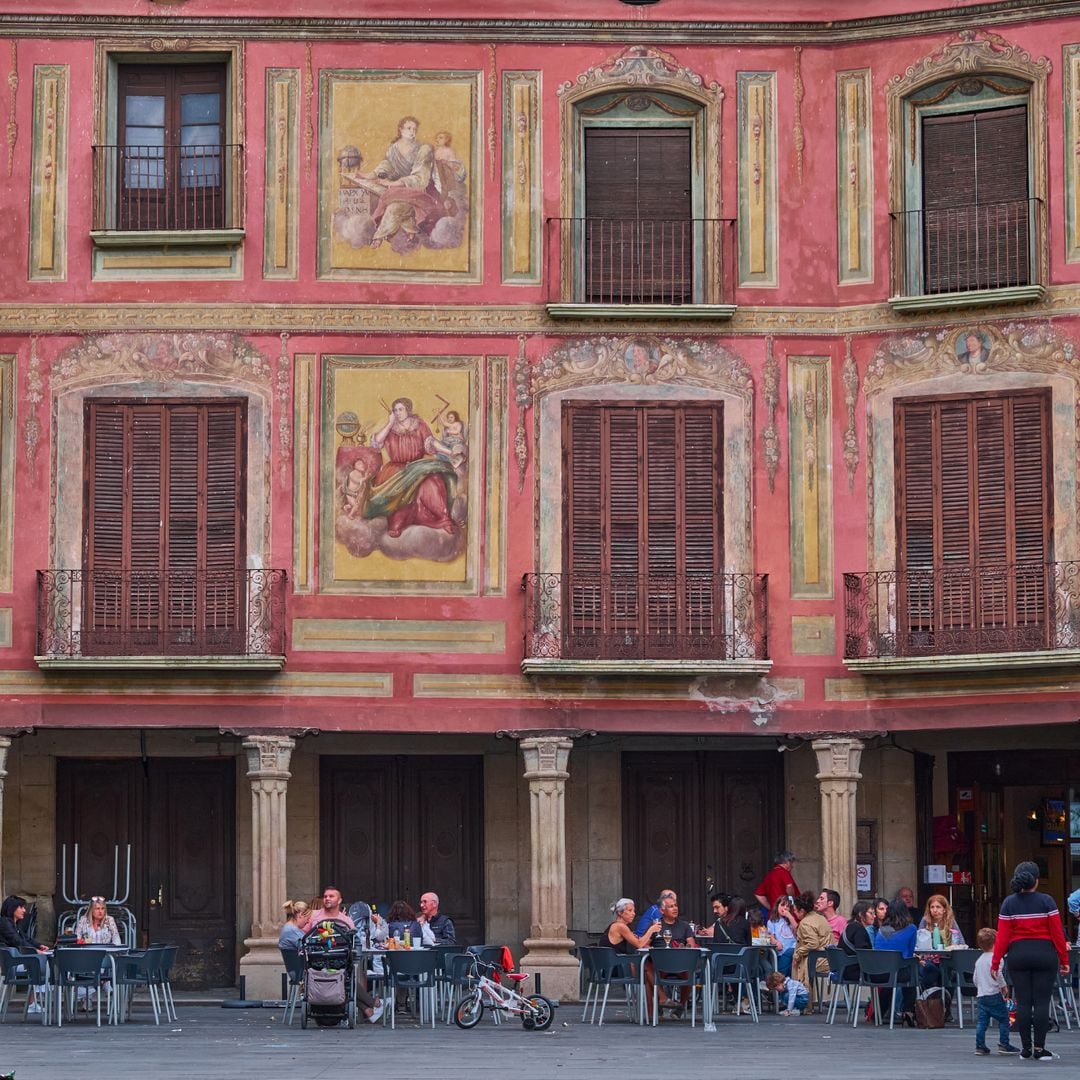 Así es la localidad aragonesa donde trabajó Georgina Rodríguez: a las puertas del Pirineo y con una de las plazas más bonitas de España