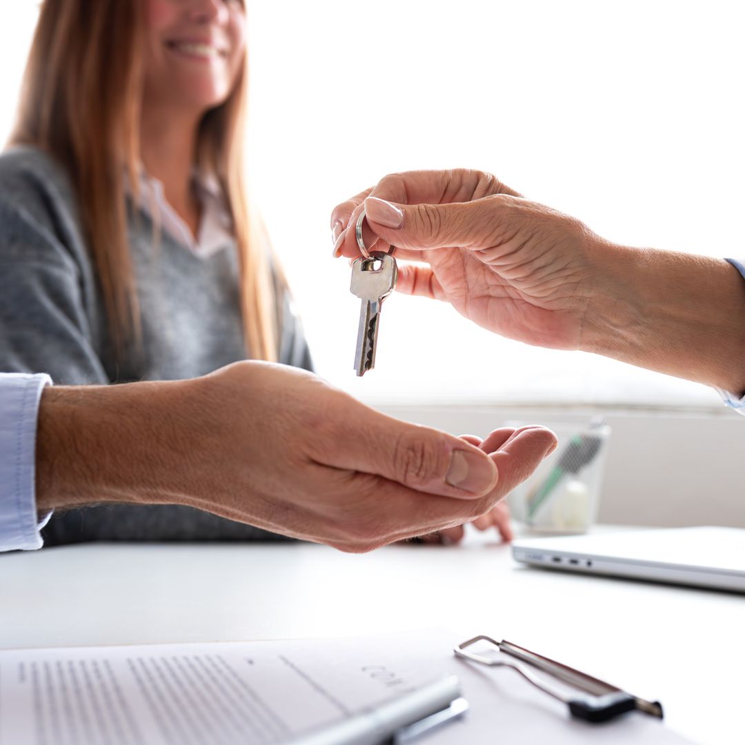 La Comunidad de Madrid flexibiliza los avales hipotecarios para familias con hijos: así cambiará el acceso a la vivienda