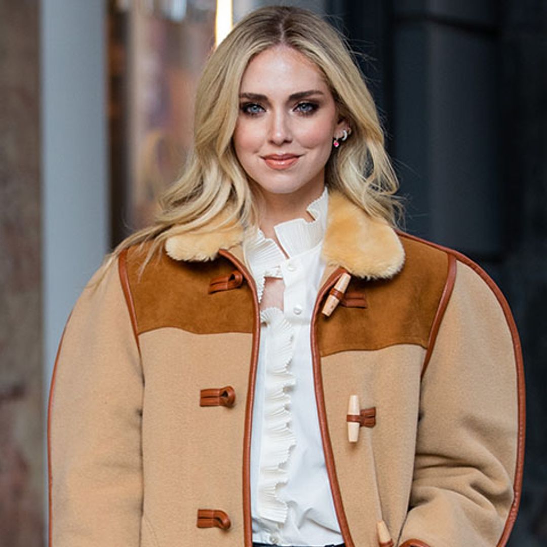 El sencillo gesto de Chiara para conseguir looks únicos en posados dentro de casa