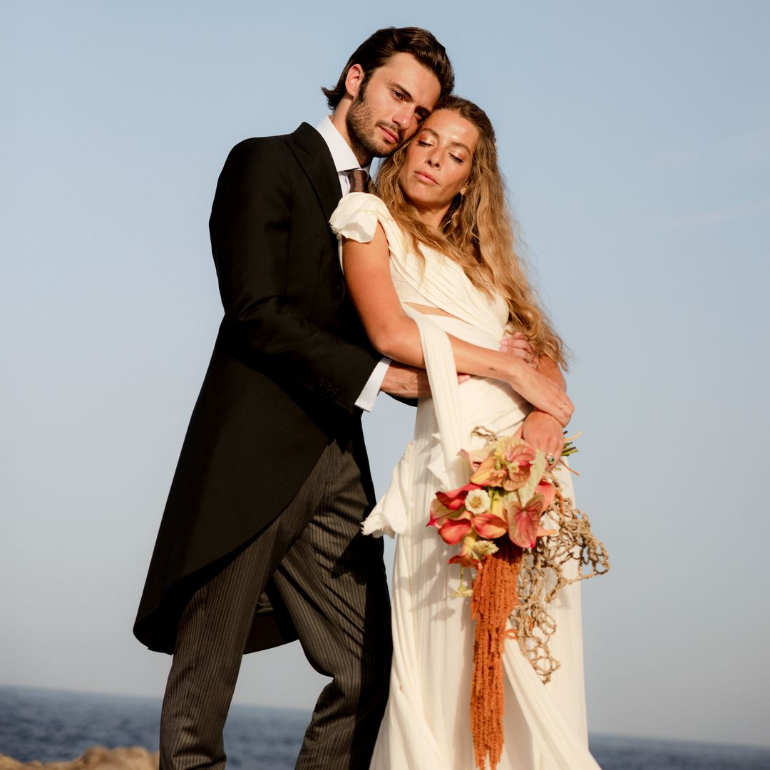 Belén Écija y Jaime Sánchez se casaron, el sábado 14 de junio, en la parroquia de Sant Climent, en las inmediaciones de Mahón. La novia lució un vestido de Valenzuela, muy acorde con su personalidad alegre y bohemia, elaborado en tul de seda drapeado, inspirado en el ballet —como sus zapatos—