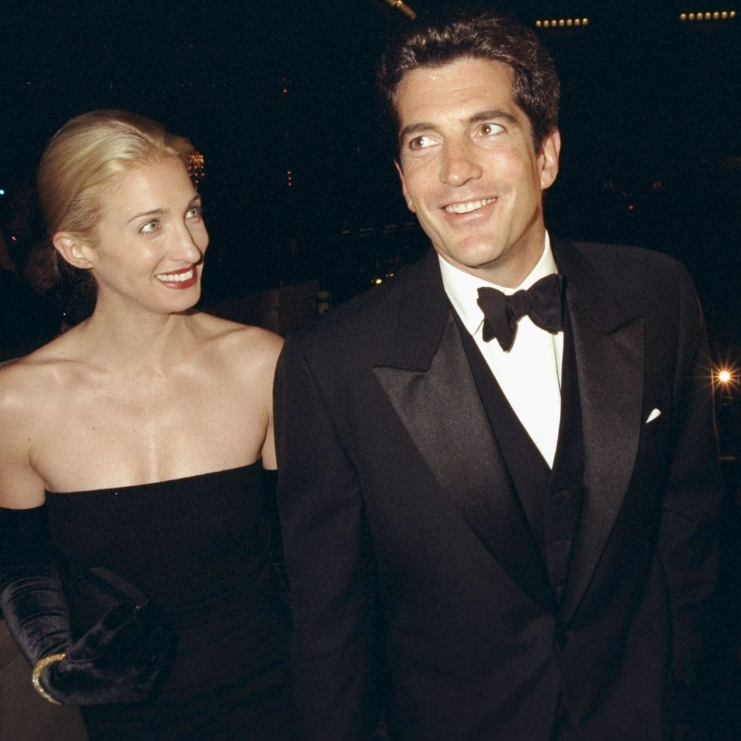 "No es una falta de respeto, sino una demostración de personalidad y de estilo": Carolyn Bessette, la invitada que siempre vestía de negro