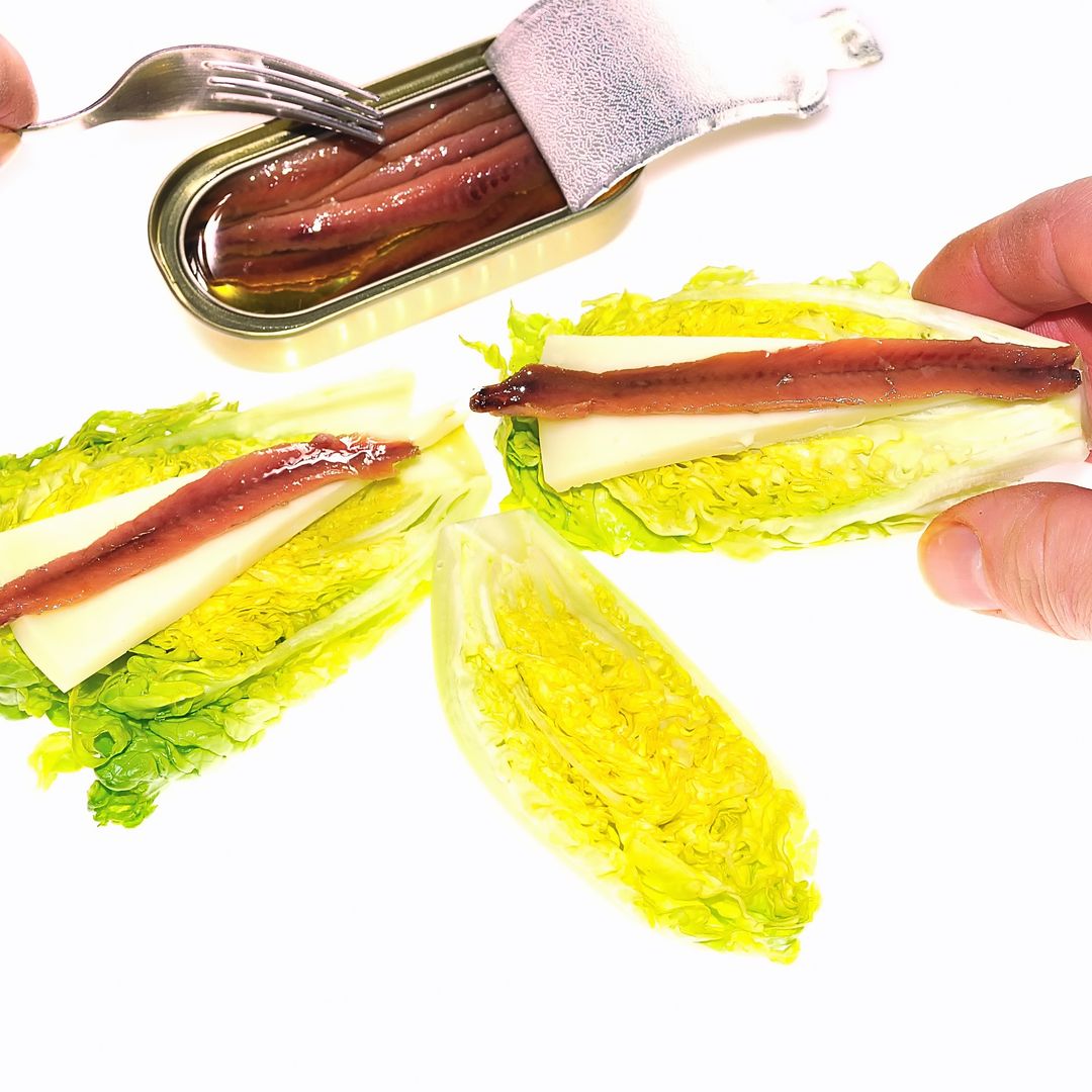 La receta veraniega más sencilla y refrescante: cogollos de lechuga con anchoas