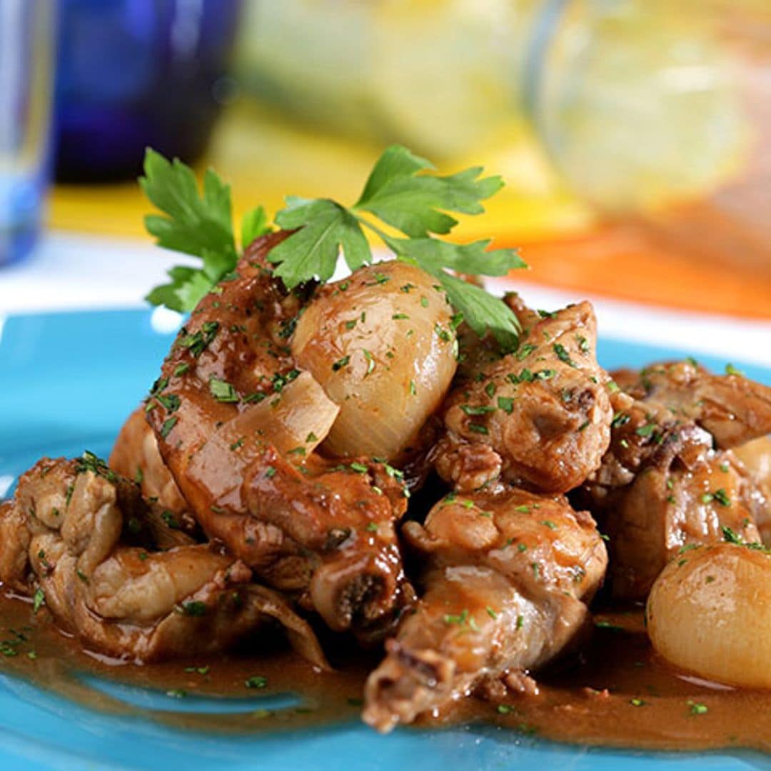 Conejo con salsa de chocolate y avellanas