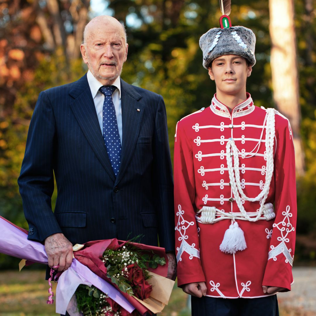 El príncipe Simeón se despide de Bulgaria con un desfile histórico antes de ingresar en el legendario templo Shaolin