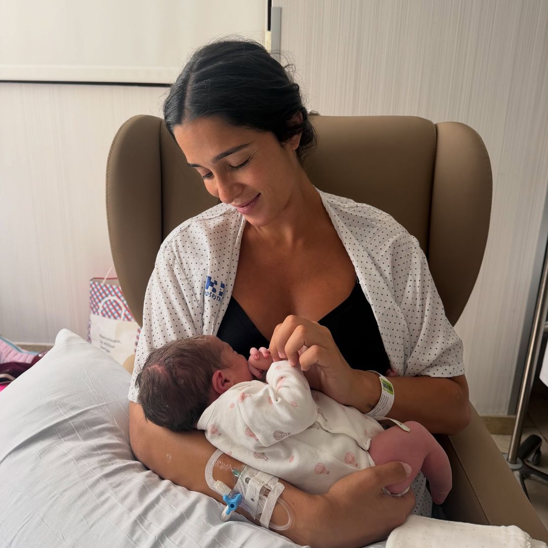Claudia Martínez y Mario González en urgencias con su hija de dos meses: "No sé si ha llorado más ella o nosotros"