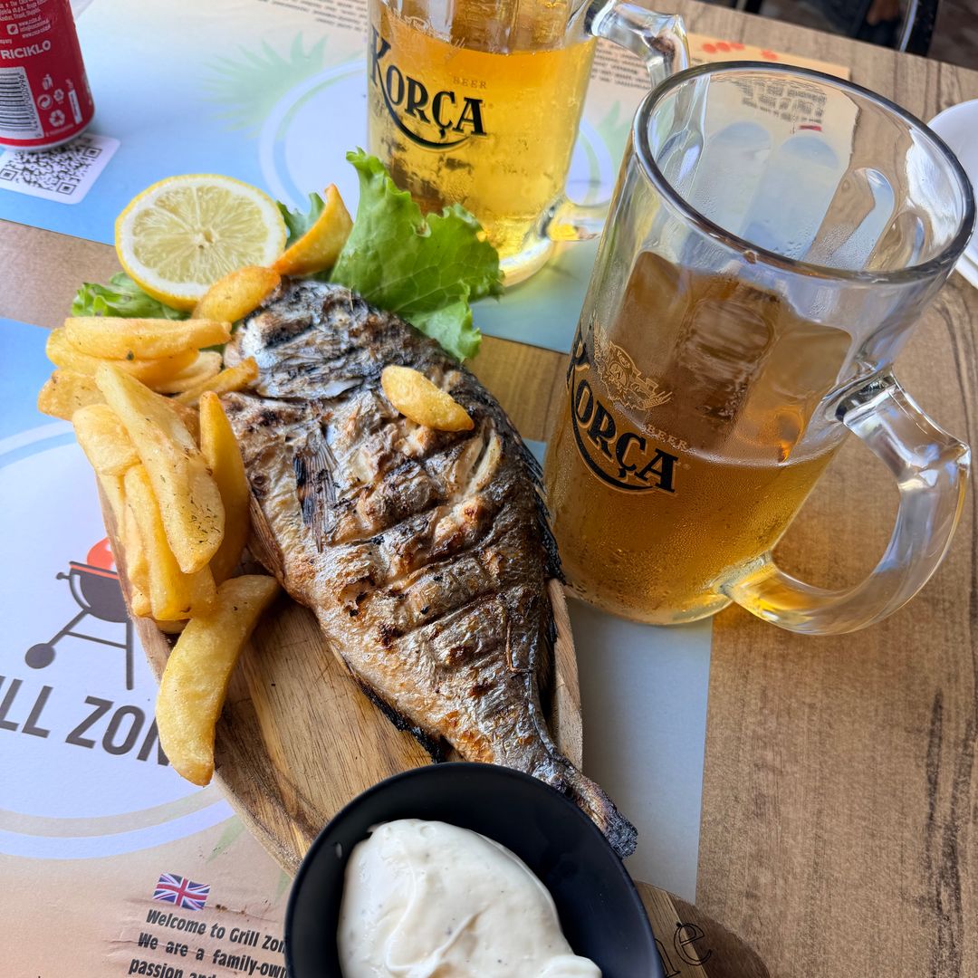 Peshk në Zgarë, pescado salvaje del Adriático preparado a la parrilla, gastronomía de Albania