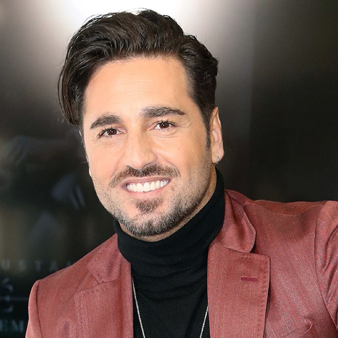 David Bustamante hace un ‘tour’ por su casa mientras versiona uno de sus éxitos