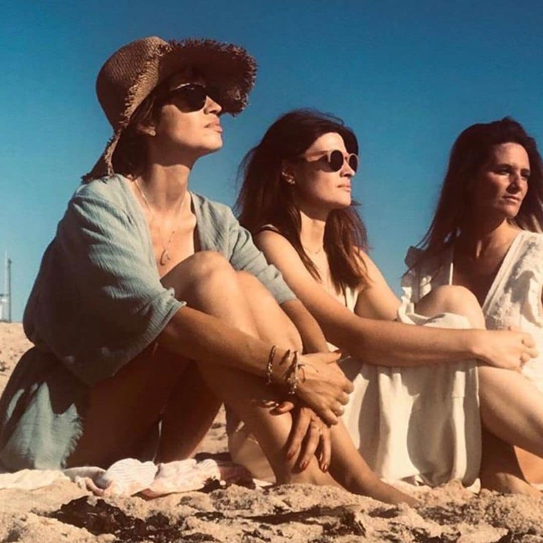Sara Carbonero disfruta de un veraniego y bucólico día de playa con amigas