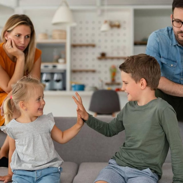 padres resignados viendo a sus hijos chocar las manos felices