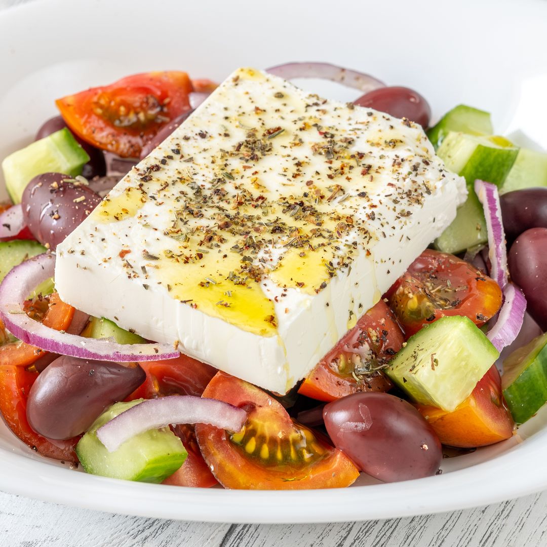 La ensalada griega que debes incluir en tus menús de verano: la receta más tradicional y refrescante