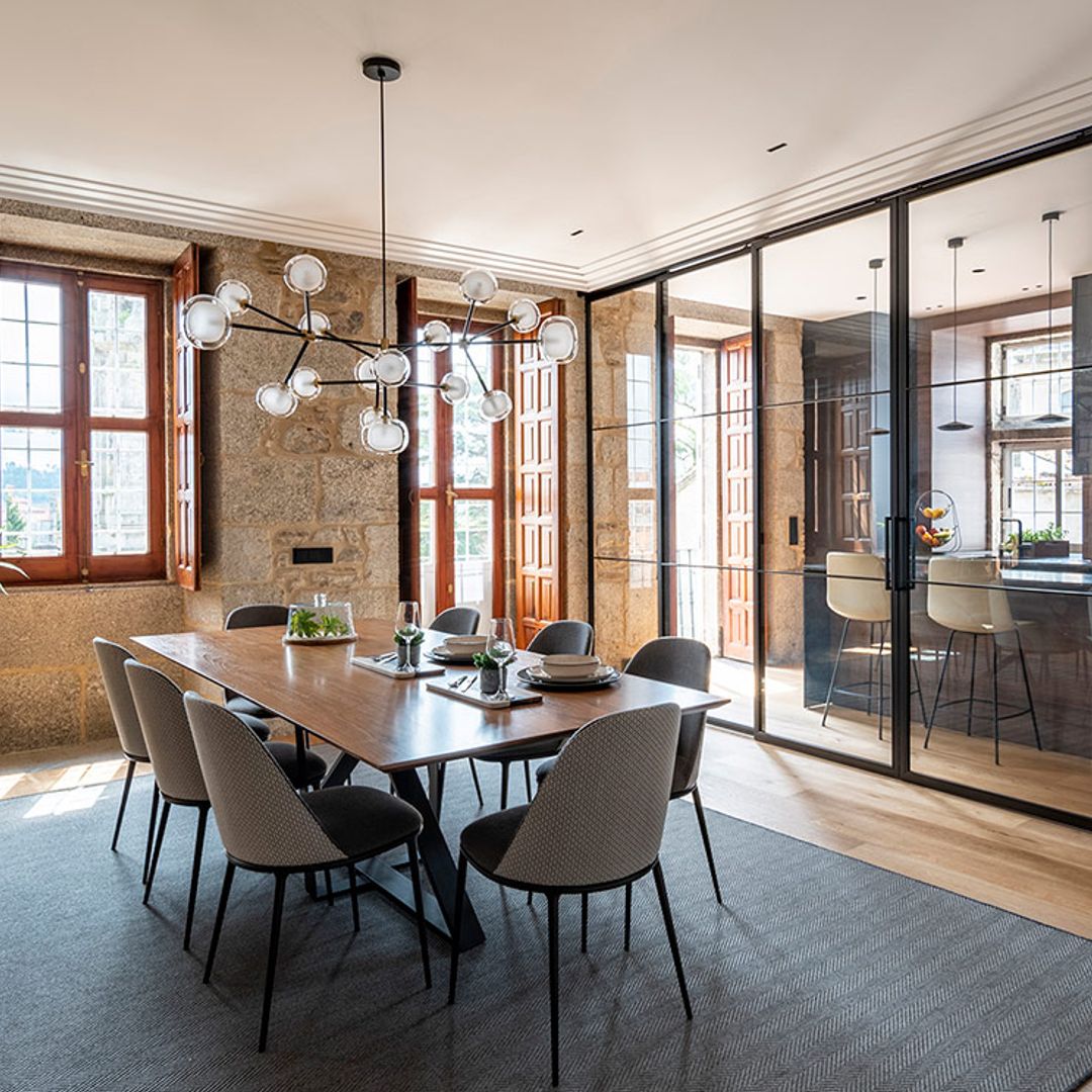 Un piso antiguo rehabilitado con cocina acristalada para disfrutar en familia