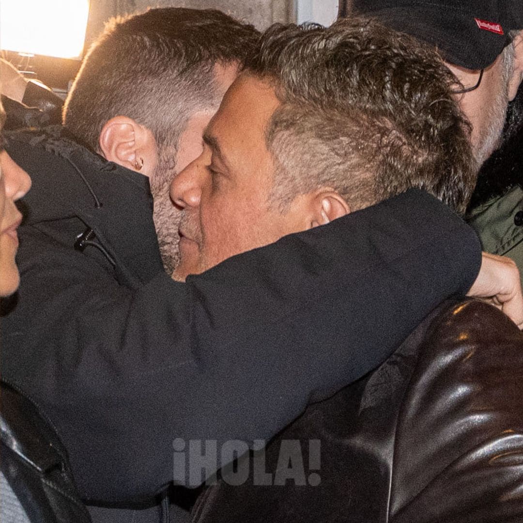 FOTOS EXCLUSIVAS: El abrazo de Alejandro Sanz y David Broncano tras la 'guerra' con Pablo Motos