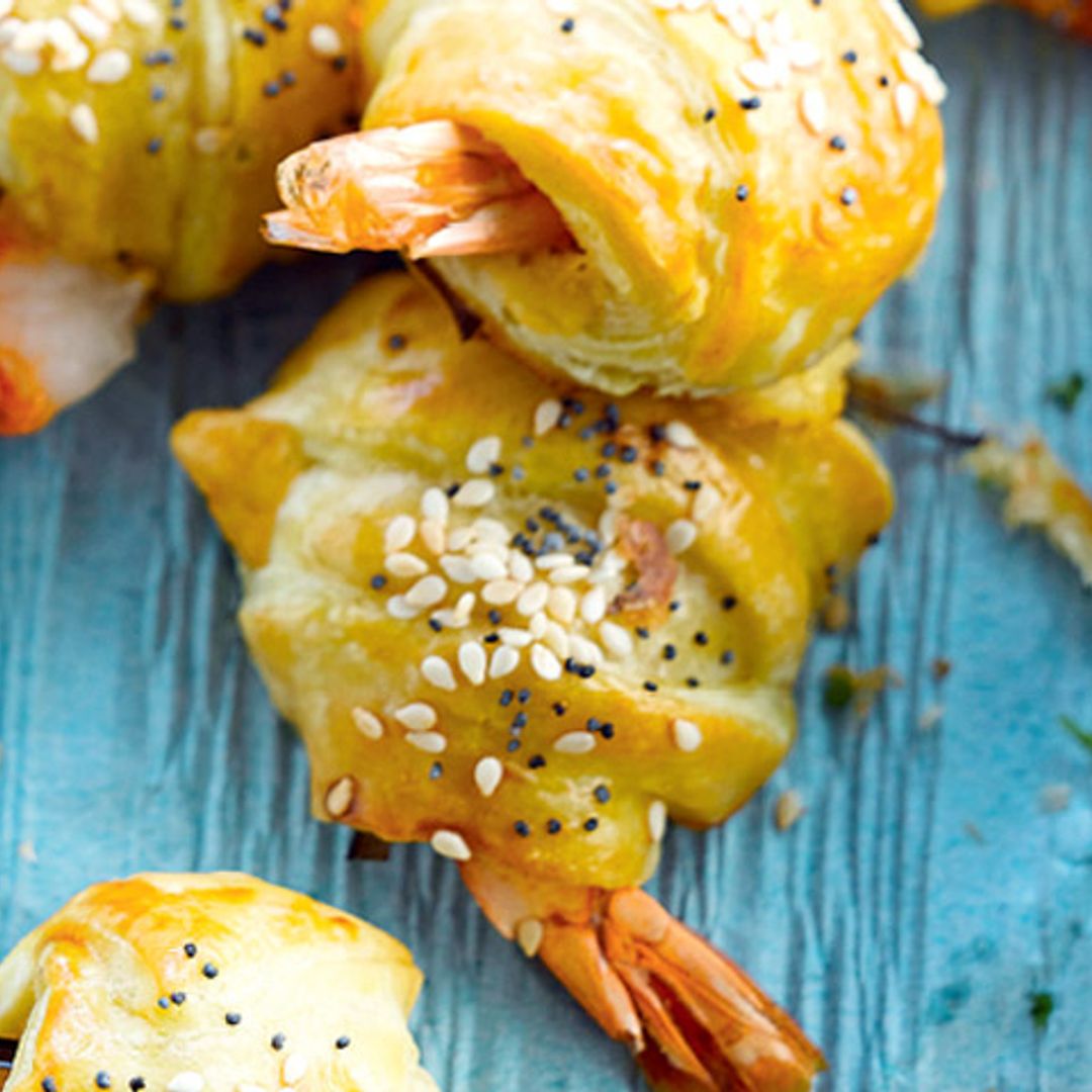 Cruasancitos de langostinos con salsa de yogur