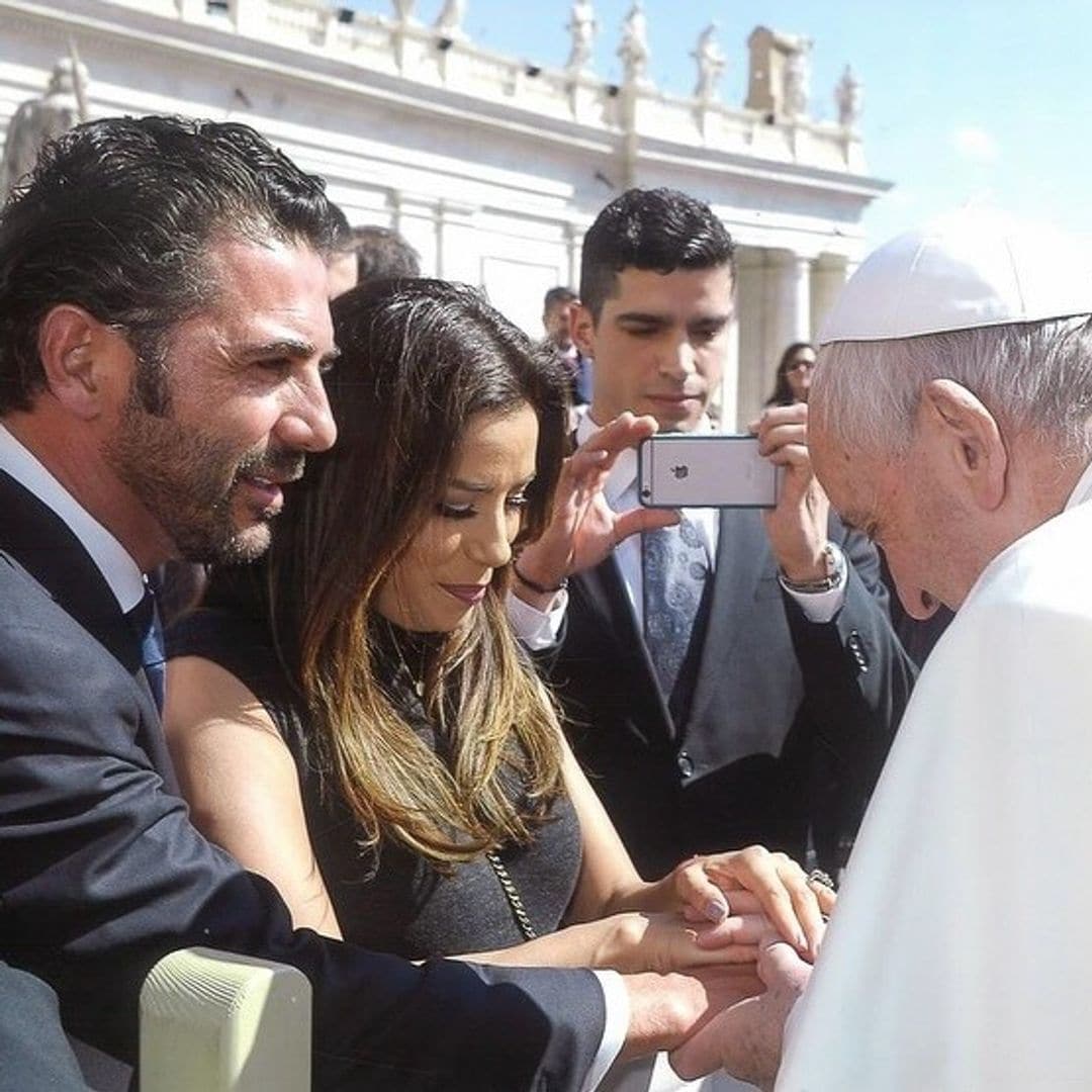 Eva Longoria despide al Papa Francisco con un especial recuerdo junto a Pepe Bastón