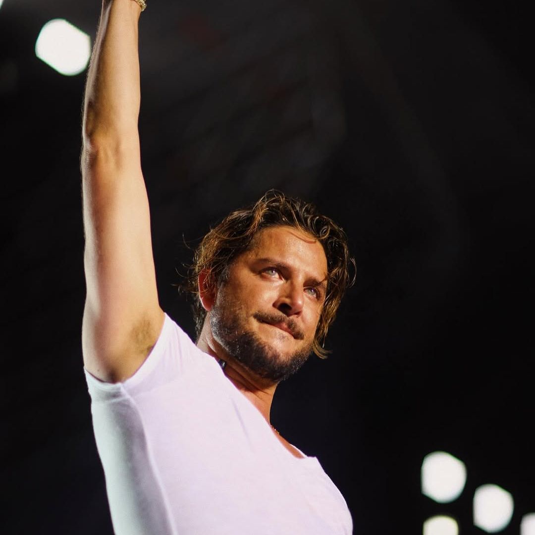 En cantante Manuel Carrasco en concierto