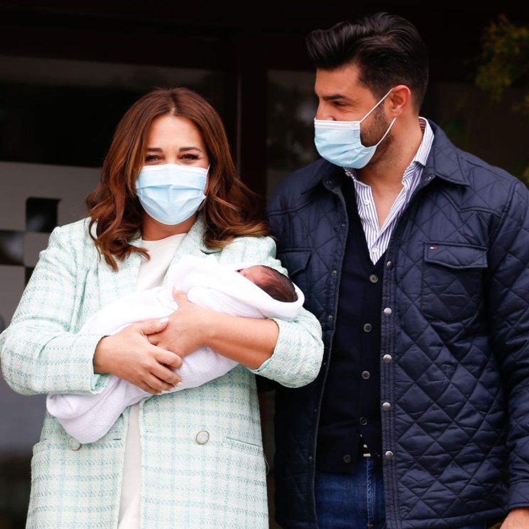 Paula Echevarría y Miguel Torres abandonan el hospital con su hijo Miguel Jr.