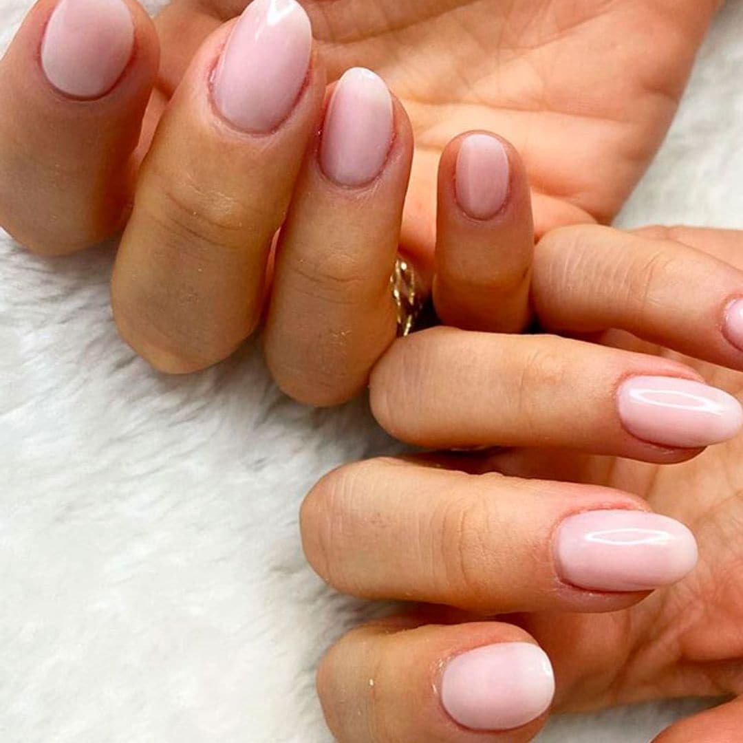 Los 35 diseños de uñas acrílicas más pedidos en los salones de belleza de Madrid en este 2025