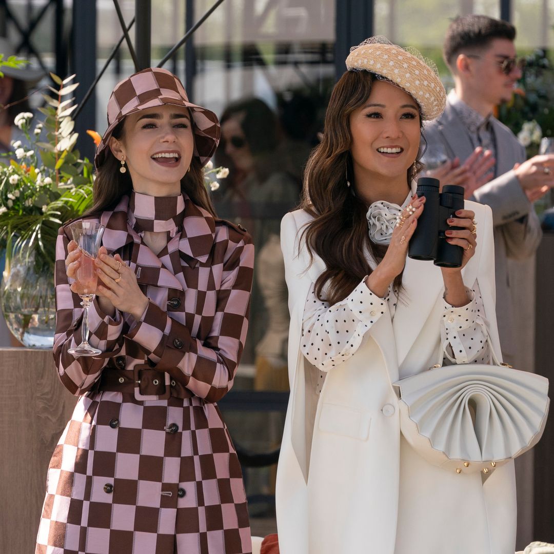Lily Collins como Emily, Ashley Park como Mindy en el episodio 408 de Emily in Paris