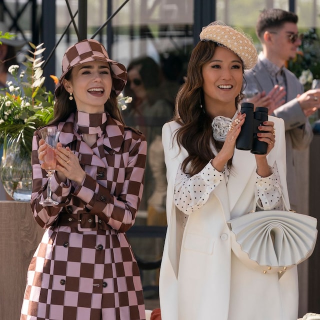 Lily Collins como Emily, Ashley Park como Mindy en el episodio 408 de Emily in Paris