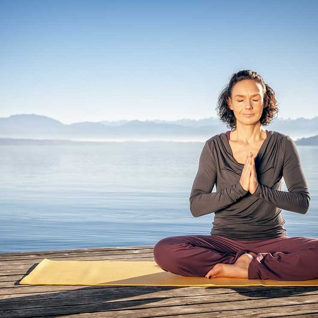 Posturas de yoga ideales para practicarlas a partir de los 65