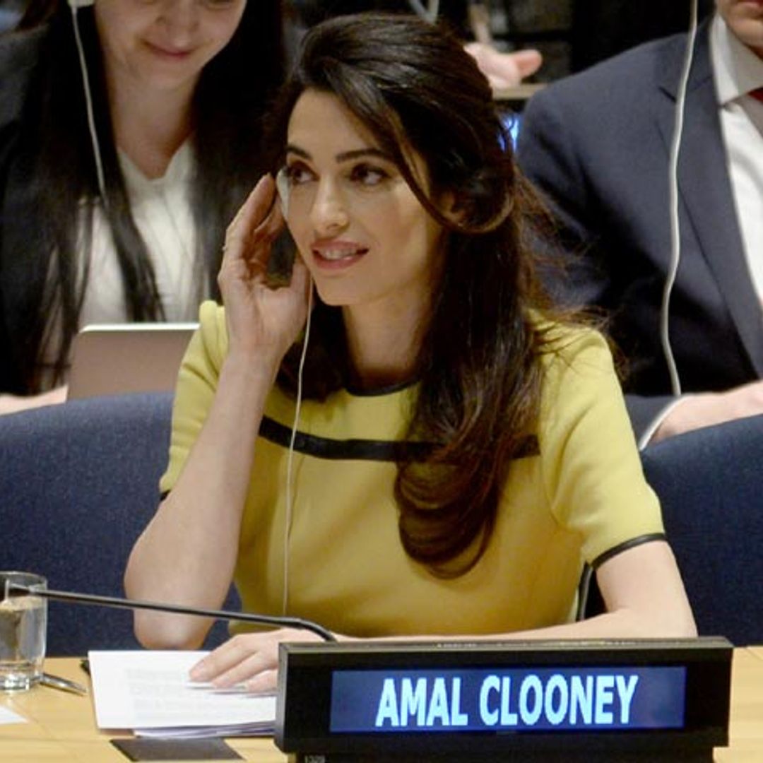 Amal Clooney, una premamá comprometida y con estilo