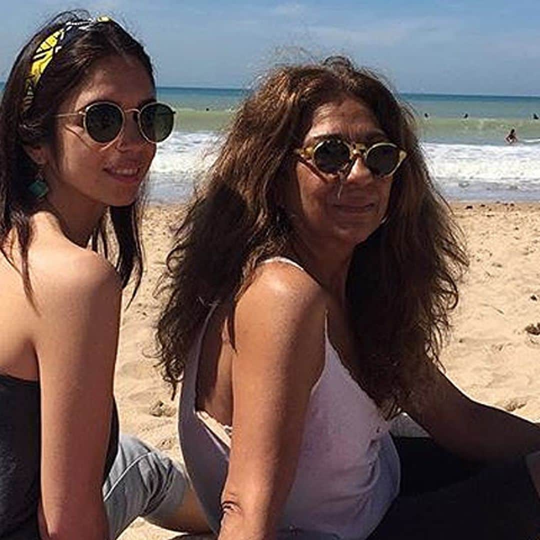 ¡Todo ternura! La bella imagen de Lolita acariciando la tripita premamá de su hija