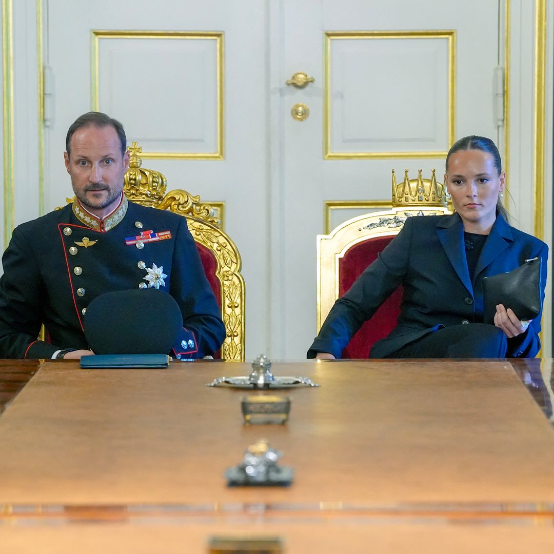Así será hoy el debut de Haakon como Rey: su primera y obligada agenda acompañado por su hija, la princesa Ingrid, entre el dolor y el deber