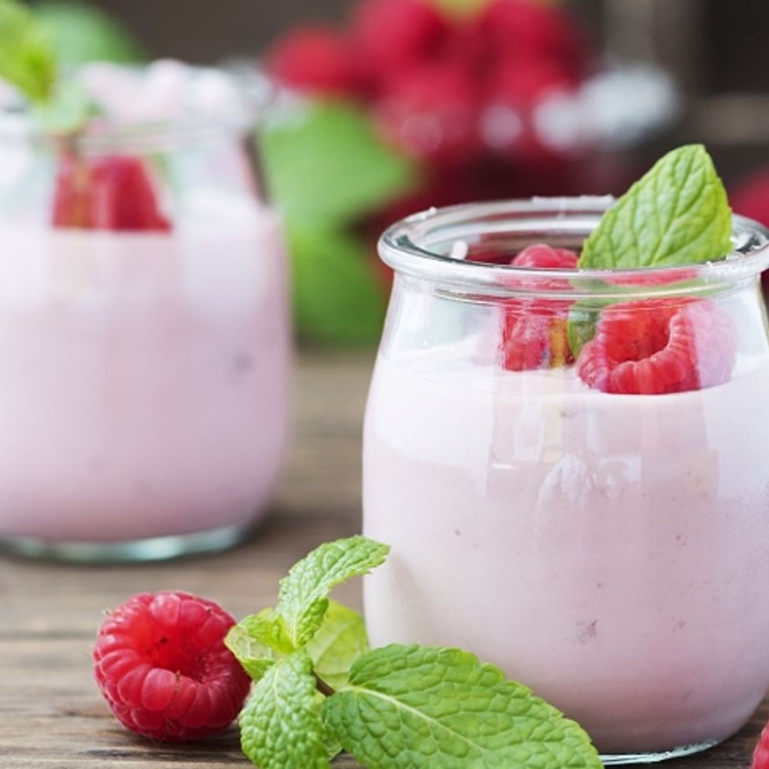 Yogur helado con frambuesas y menta